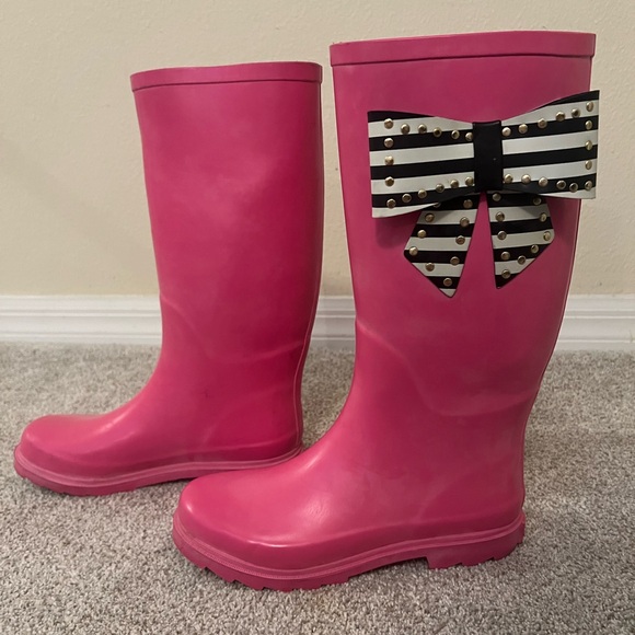 Authentic Betsey Johnson bubble gum pink rain boots! - Picture 6 of 7